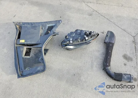 2015 Mercedes-Benz C 300 4Matic z USA, uszkodzony, nr VIN 55SWF4KB2FU026090